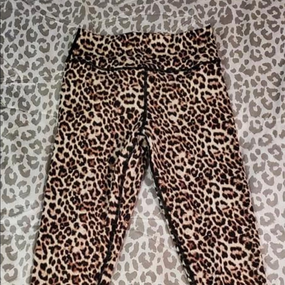 Zyia leopard scrunch leggings